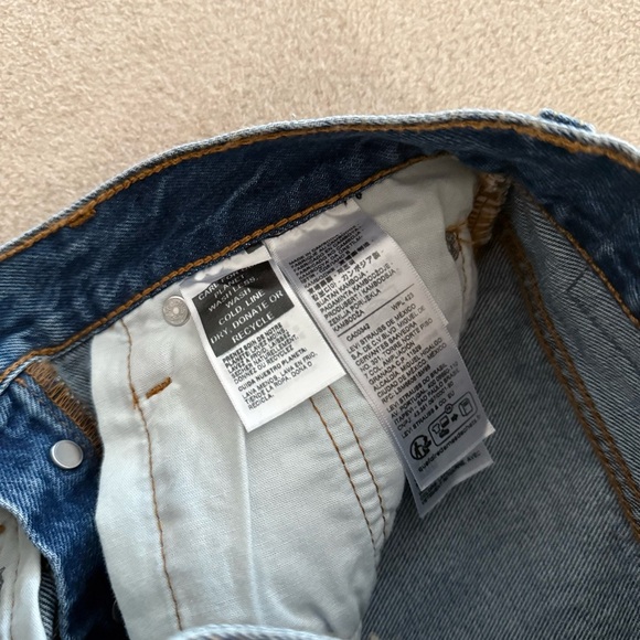 Levi's Light Blue Denim with Iconic Patch - Picture 6 of 6